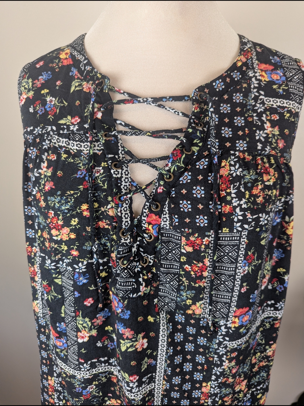 No Boundaries Boho Black Floral Lace-Up Lightweight Tank Top Women's L